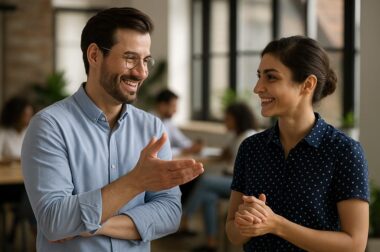 Ein Mann unterhält sich freundlich mit einer Frau: Nettsein und Freundlichkeit